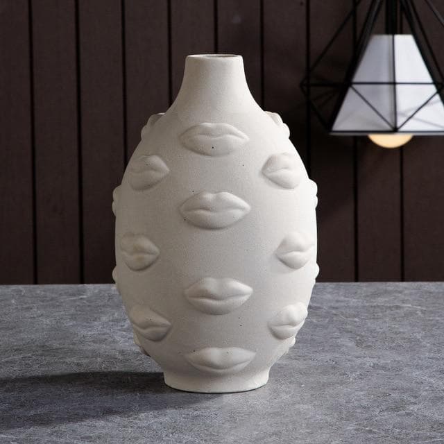 VisageLuxe Keramiska designvaser och Veskaomkrukor med skulpturell elegans | Veska Clay Kiss Vase
