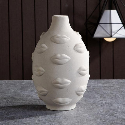 VisageLuxe Keramiska designvaser och Veskaomkrukor med skulpturell elegans | Veska Clay Kiss Vase
