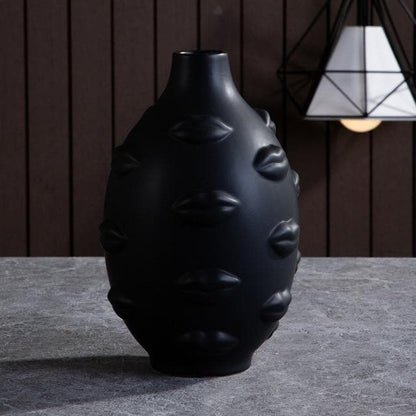 VisageLuxe Keramiska designvaser och Veskaomkrukor med skulpturell elegans | Veska Svart Kyss Vaso