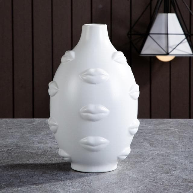 VisageLuxe Keramiska designvaser och Veskaomkrukor med skulpturell elegans | Veska White Kiss Vas