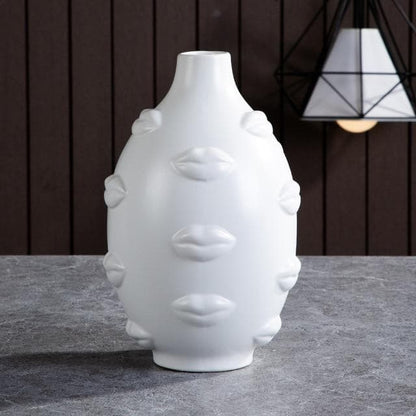 VisageLuxe Keramiska designvaser och Veskaomkrukor med skulpturell elegans | Veska White Kiss Vas