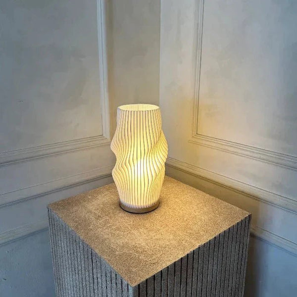 Wavecrest Bordslampa – Mjuk Ljus Designer Lampa med Dimmbar Varm & Naturlig Vit Ljus | Veska